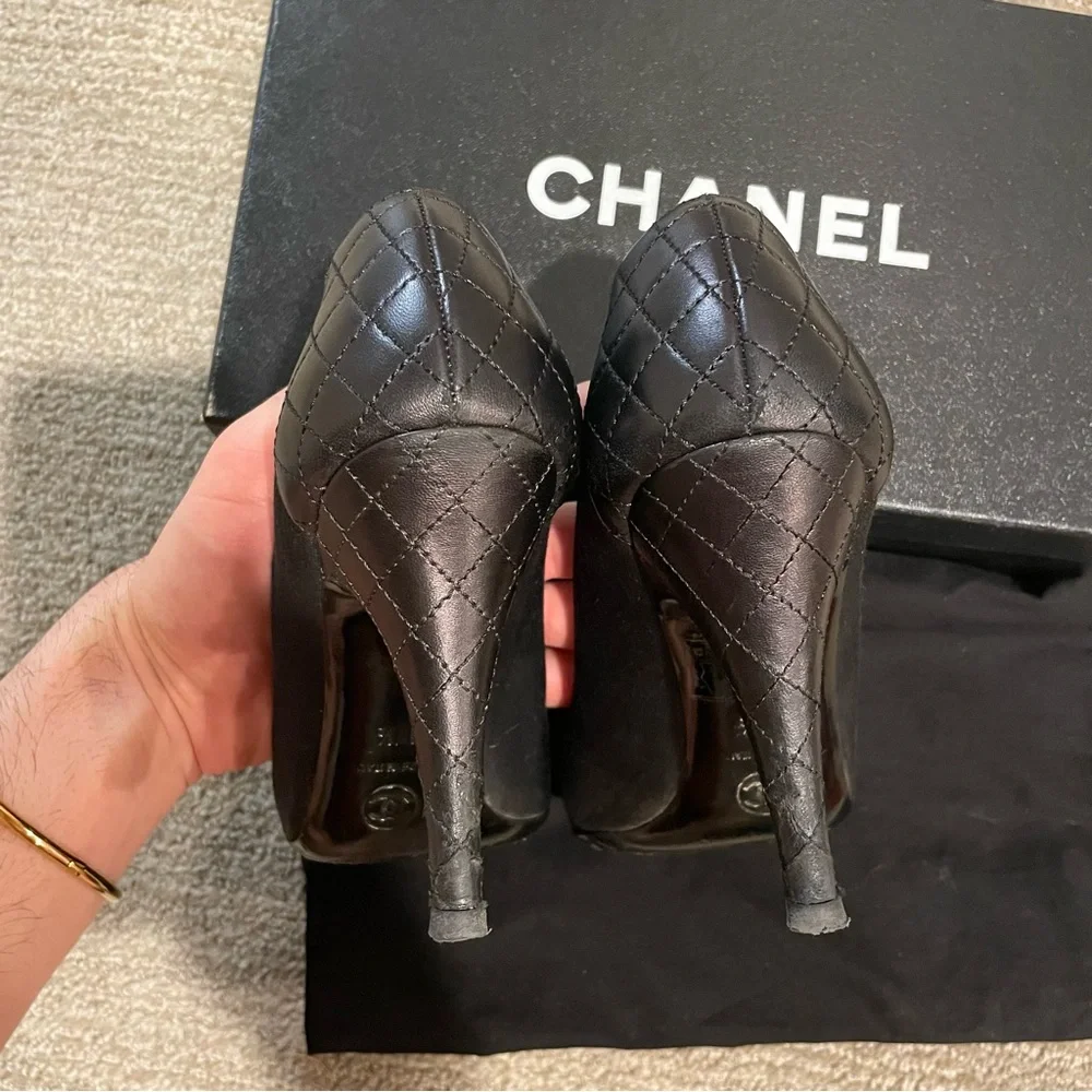 Chanel CC Logo Chain Black Quilted Leather Heels - Picture 5 of 10